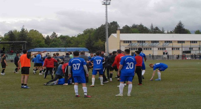 Futbolcular sahada tekme tokat birbirine girdi