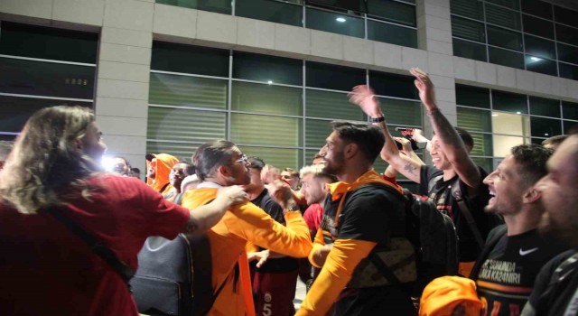 Galatasaray, Konya Havalimanında taraftarları ile şampiyonluğu kutladı