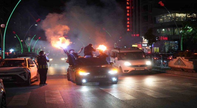 Galatasaraylı taraftarlar takımlarına destek olmak için sokakta şampiyonluk şarkıları söyledi