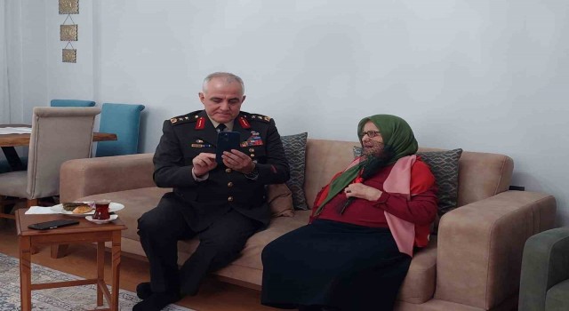 Garnizon Komutanı Aladan şehit annesine anlamı ziyaret