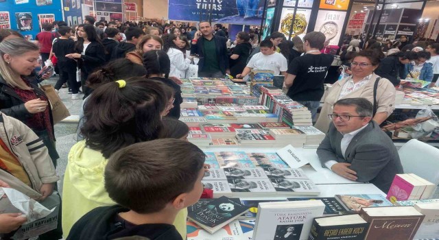 Gazeteci Salantur, 20. Ankara Kitap Fuarında okurlarıyla buluştu