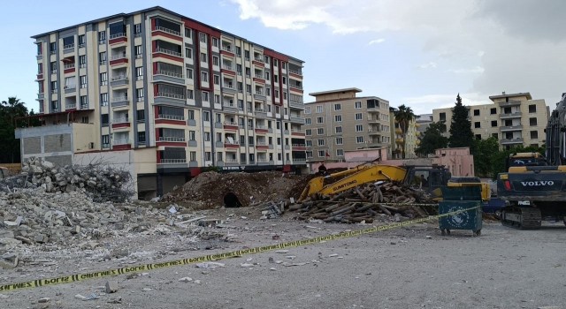 Gaziantepte depremde ağır hasar alan bina yıkım sırasında çöktü