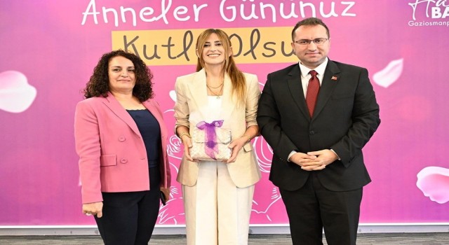 Gaziosmanpaşa Belediye Başkanı Bahçetepe kadın çalışanların Anneler Gününü kutladı