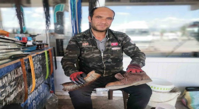 Gediz Otogarında 25 yıldır ayakkabı boyacılığı yapıyor