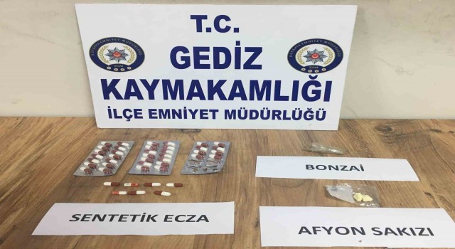 Gedizde uyuşturucu ticareti yaptığı iddiasıyla 2 şüpheli tutuklandı