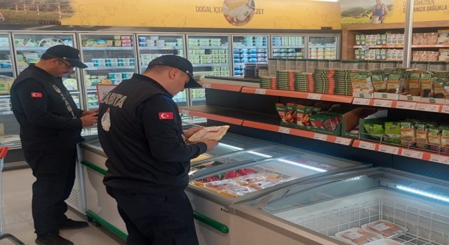 Gedizde zincir marketlerde denetimler gerçekleştirildi