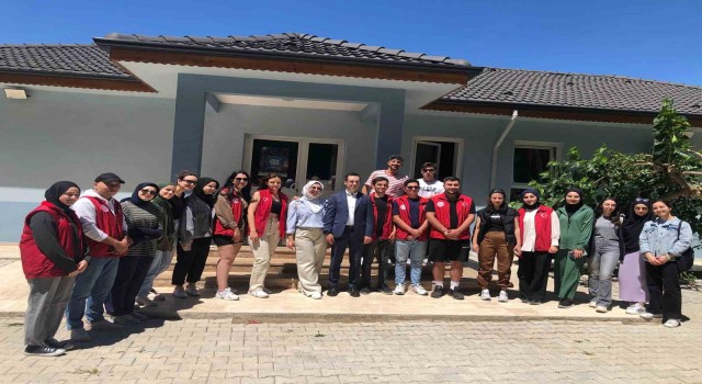Gençlik Haftasında gönüllü gençler lavanta ekti