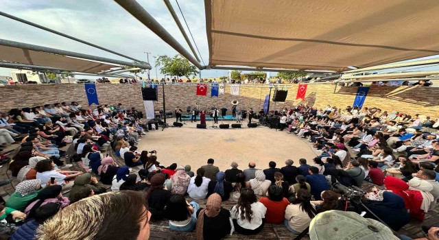 Göbeklitepede ziyaretçiler Haidouti Orkestrası eşliğinde halay çekerek eğlendi