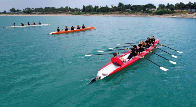 Göl kenarında okumanın avantajını değerlendirip kürekte şampiyon oldular