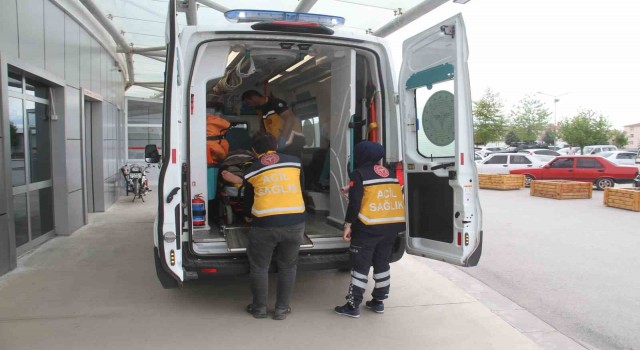 Gölgelik tamir etmek isterken düşerek hastanelik oldu