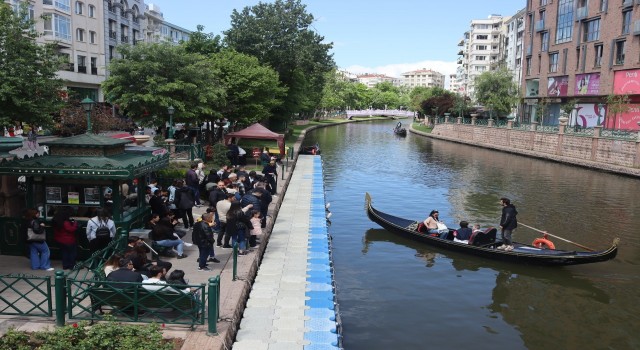 Gondola binebilmek için iskelede dakikalarca sıra beklediler