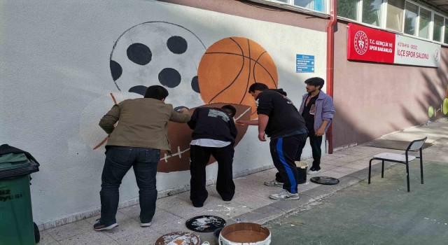 Grafik tasarım öğrencileri yaptıkları duvar resimleri ile hünerlerini sergiledi