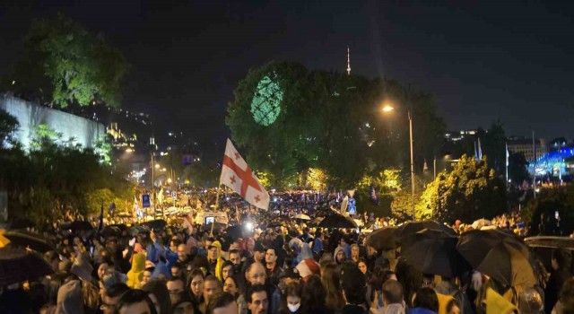 Gürcistanda yaklaşık 50 bin kişi “Yabancı Etkinin Şeffaflığı” yasa tasarısına karşı yürüdü