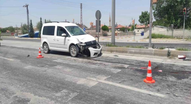 Hafif ticari araç elektrikli bisikletle çarpıştı: 2 yaralı