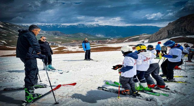 Hakkaride mayıs ayında kayak yarışması düzenlendi