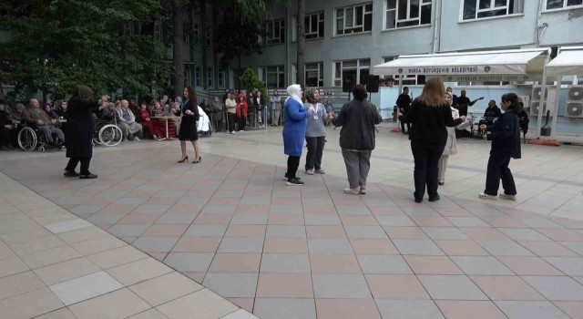 Hastane personeli Hemşireler Gününü hastalarla birlikte kutladı