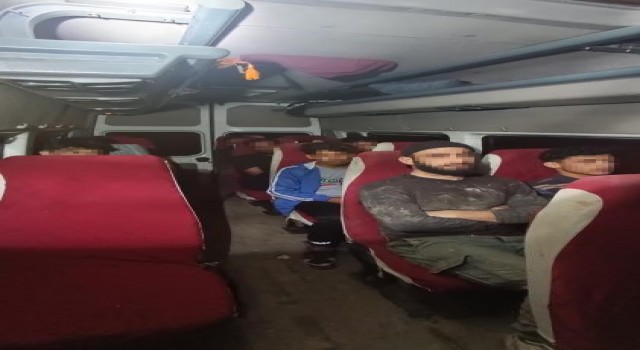 Hatayda 11 kaçak göçmen minibüste yakalandı