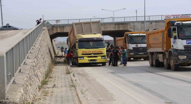 Hatayda hafriyat kamyonu üst geçitten yola uçtu: 1 yaralı