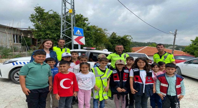 Hatayda polisten öğrencilere trafik eğitimi