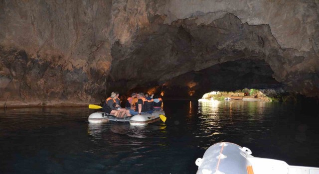 Altınbeşik Mağarası yabancı turistlerin ilgi odağı