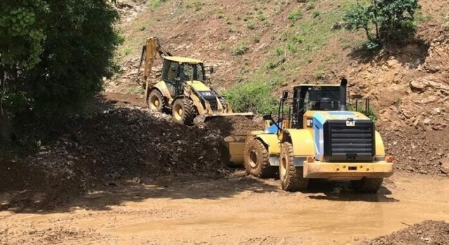 Heyelan nedeniyle kapanan yollar açıldı