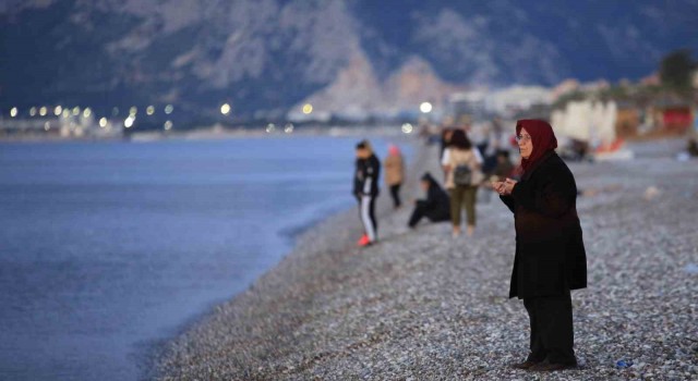 Hıdırellezde Konyaaltı sahiline akın ettiler