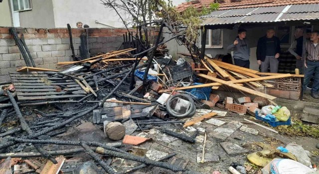 Hisarcıkta ahır yangını: 1 koyun telef oldu, 200 balya saman yandı