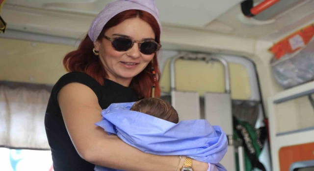 Hurdaya dönen araçtan çıkan bebek ve çocuğa 112 Acil Anne