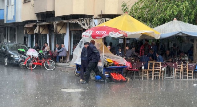 Iğdırda yağan yağış sonrası vatandaşlar kaçacak yer aradı