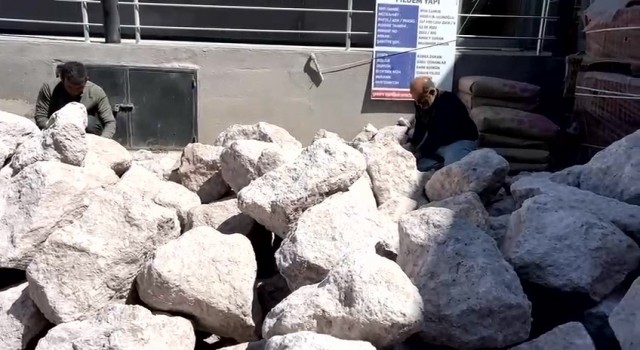 İnşaat işçileri ekmek parası için 1 Mayısta taş kırdı