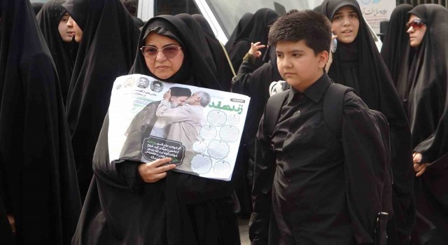 İranlı öğrenciler, Reisiyi anmak için toplandı