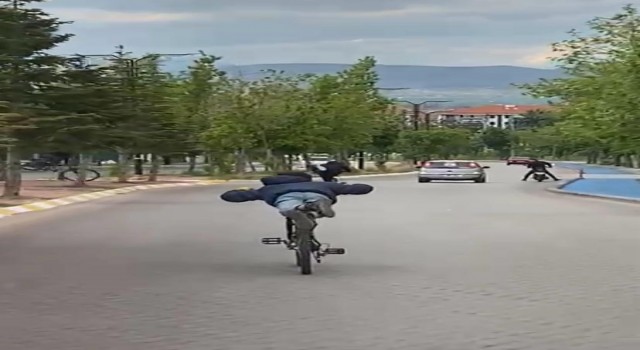Ispartada gençlerin tehlikeli bisiklet yolculuğu kazayla sonuçlandı