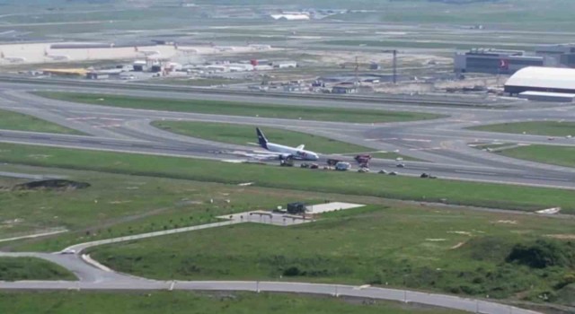 İstanbul Havalimanında gövdesi üzerine inen Fedex uçağı havadan görüntülendi