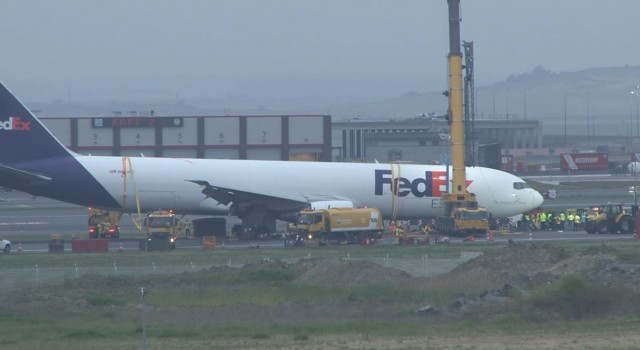 İstanbul Havalimanında gövdesinin üzerine inen uçağın kaldırılma çalışmaları devam ediyor