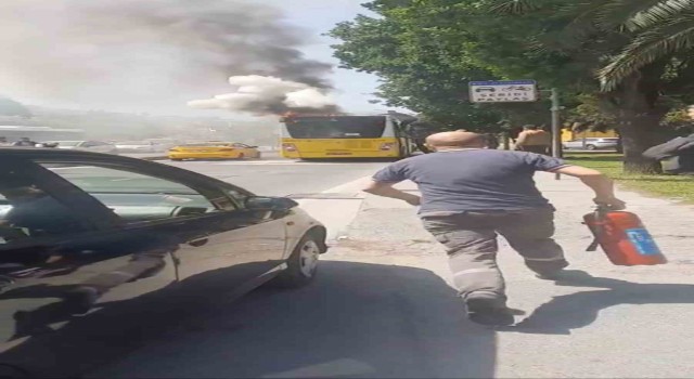 İstanbulda hareketli dakikalar: İETT otobüsü yandı, vatandaş yangın söndürme tüpüyle müdahale etti