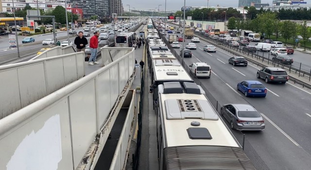 İstanbulda metrobüs arızalandı, uzun araç kuyruğu oluştu