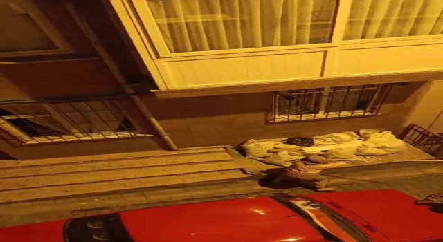 İstanbulda ortalığın karıştığı park kavgası kamerada: Gece yumruk ve tekmeler havada uçuştu, kadın sopayla saldırdı