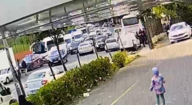 İstanbulda polise direnen şüphelilerle arbede kamerada: Asker kaçakları polise saldırdı