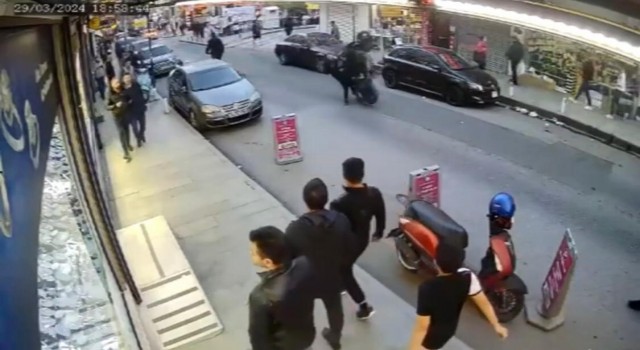 İstanbulda tek tekerlek kazası kamerada: Scooterlı genç ve yaya kıl payı kurtuldu