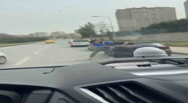 İstanbulda trafikte boks ringini aratmayan kavga kamerada: Karşısındakini yumrukladı