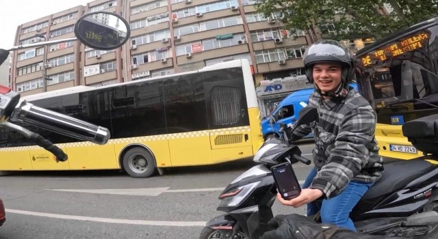 İstanbulda trafikte kahkahaya boğan kaza: Motosikletine çarpan kişi annesi çıktı