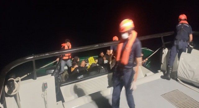 İzmir açıklarında 14ü çocuk 29 göçmen yakalandı