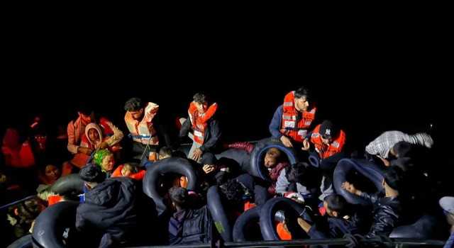 İzmir açıklarında 18i çocuk 45 göçmen yakalandı