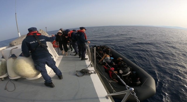 İzmir açıklarında 30 düzensiz göçmen yakalandı, 25i çocuk 58 göçmen kurtarıldı