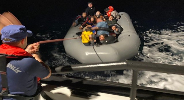 İzmir açıklarında 50si çocuk 186 göçmen karaya çıkartıldı