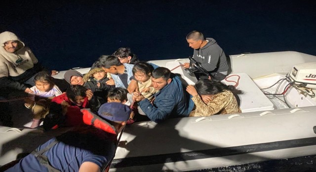 İzmir sularından, 24ü çocuk 49 göçmen karaya çıkartıldı