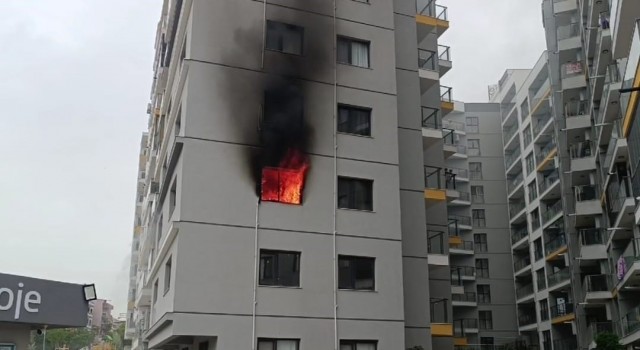 İzmirde 8 katlı sitede yangın paniği