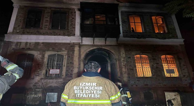 İzmirde alev alev yanan tarihi bina küle döndü