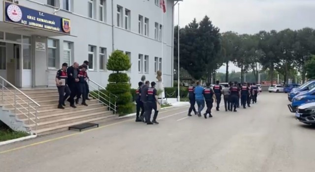 İzmirde bin 46 düzensiz göçmen yurt dışına kaçmaya çalışırken yakalandı
