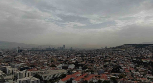 İzmirde hava griye döndü, çöl tozu sis gibi kente çöktü